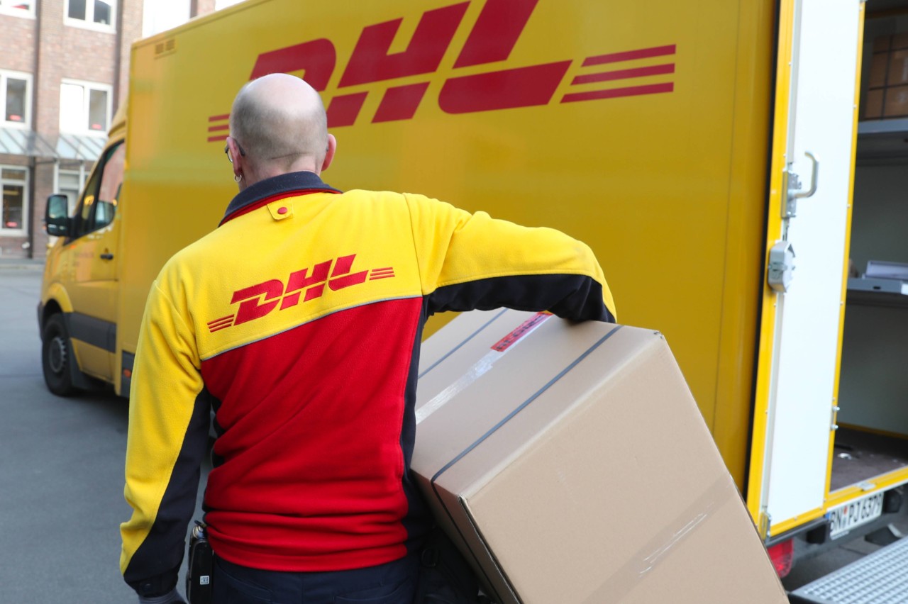 Manche Fahrer von DHL verzichten auf einen Mund-Nasen-Schutz.