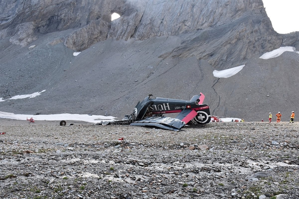 Ein Bild von der Absturzstelle in den Schweizer Alpen am Wochenende.