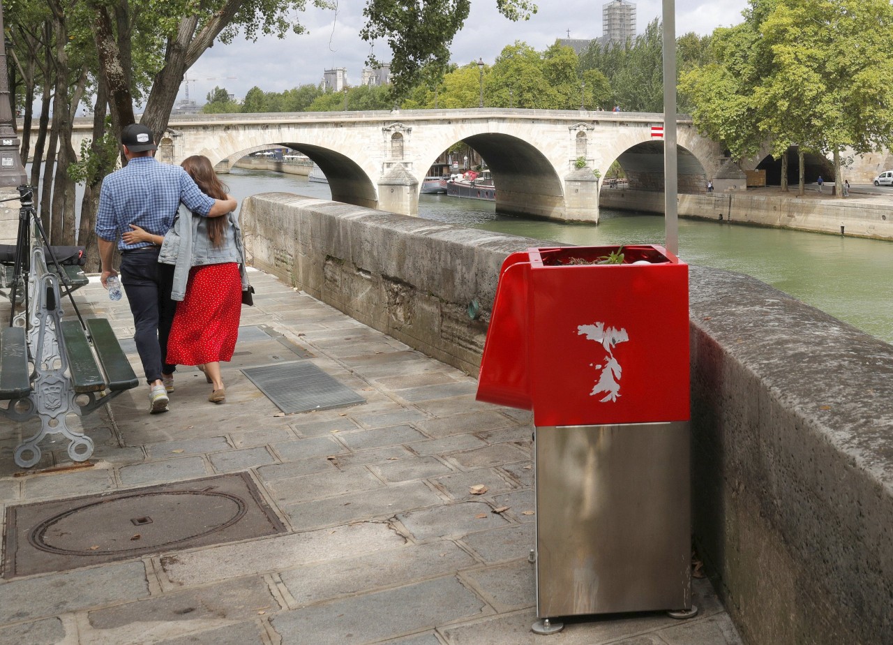 Eigentlich eine gute Idee gegen das verbreitete Wildpinkeln in Paris, wäre nicht der Ort so ungeschickt gewählt.