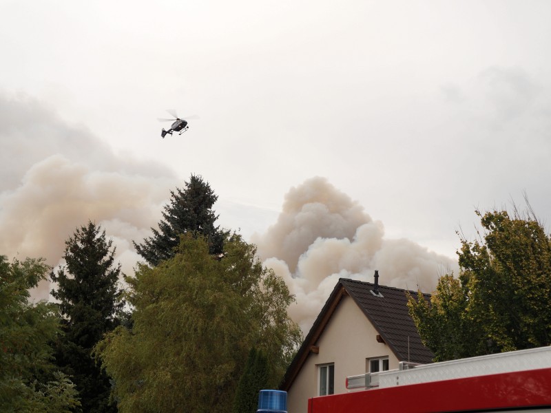  Auch mit Löschhubschraubern versuchen Einsatzkräfte gegen die Flammen anzugehen.