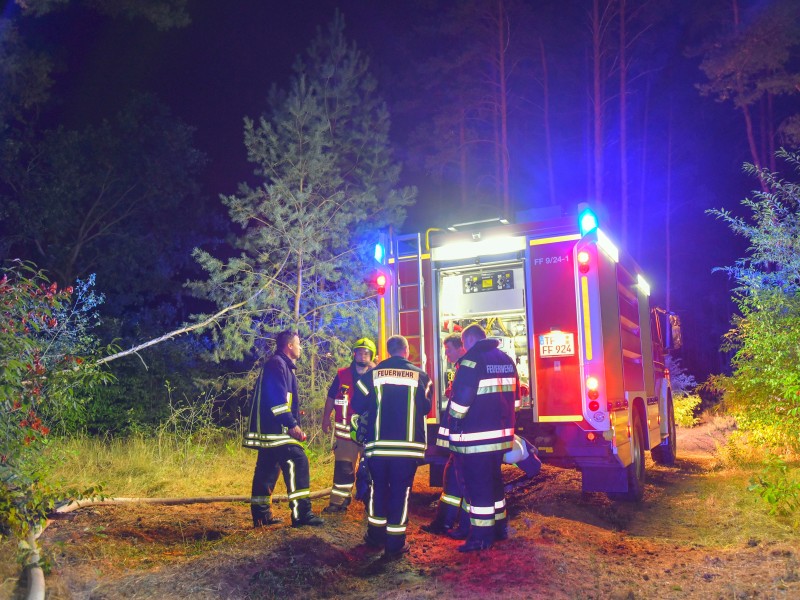 Hier bringen Feuerwehrleute mit einem Fahrzeug Löschwasser zur Brandstelle. 