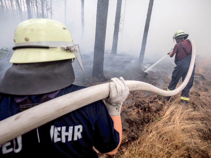 Rund 600 Einsatzkräfte konnten den großen Waldbrand südlich von Berlin am Freitagmorgen eindämmen. Drei Dörfer in der Region wurden evakuiert. Es brannte eine Fläche so groß wie 400 Fußballfelder. 