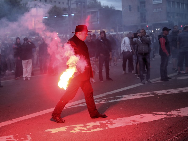 Während den Ausschreitungen wurden Böller und Pyrotechnik gezündet.