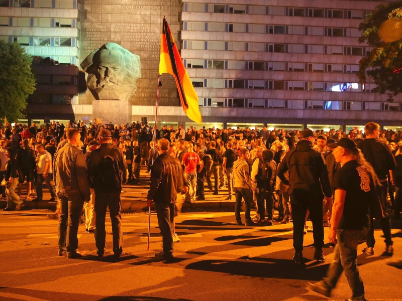 Im Laufe des Montagabends zogen die rechten Demonstranten durch die Chemnitzer Innenstadt. Teilnehmer berichteten von einer aggressiven Stimmung.