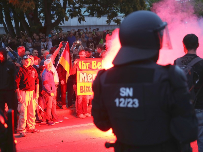 Im Laufe des Tages trafen Unterstützer der rechten und linken Szene immer wieder aufeinander. Die Polizei versuchte, beide Lager auseinanderzuhalten.