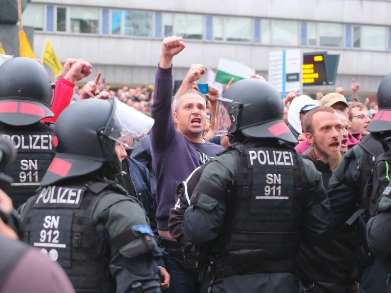 Die Polizei versuchte, die Protestierenden zurückzuhalten.