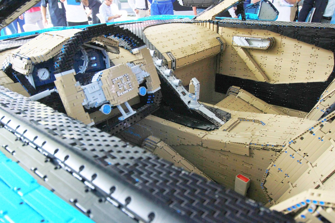 So sieht das Cockpit des Bugatti Chiron aus Lego aus.