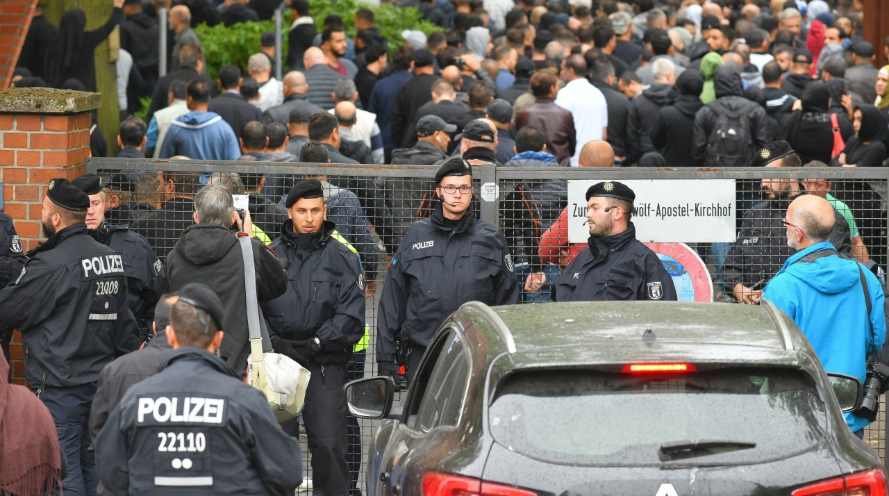 Polizisten sichern den Friedhof ab. 