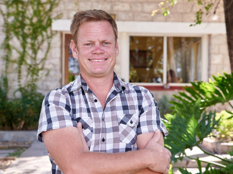 Jörn (38) lebt gemeinsam mit seinen Eltern in vierter Generation auf einer Farm – mit Buschcamp, Rindern, Giraffen – im afrikanischen Namibia. Besonders eng verbunden ist der leidenschaftliche Farmer mit dem Eingeborenenstamm San, der auf seiner Farm lebt. Schon mit zwei Jahren spielte er mit den Kindern und ist gemeinsam mit ihnen aufgewachsen. Deshalb spricht er auch die Sprache „seiner Leute“, Ju’’hoan, eine der ältesten Sprachen der Welt.