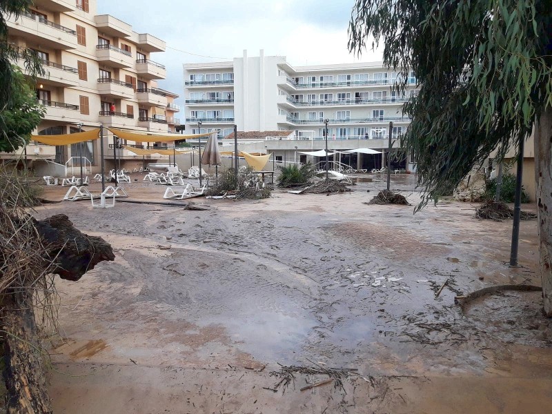 Zerstörte Autos, überschwemmte Straßen: Heftige Unwetter haben auf Mallorca mehrere Menschen getötet und schwere Schäden verursacht.