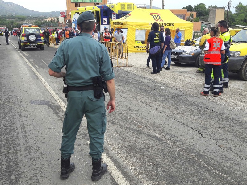 Einsatzkräfte versammelten sich am Mittwoch an der Hauptstraße von Sant Llorenç des Cardassar, der Stadt, die am stärksten vom Unwetter betroffen war.