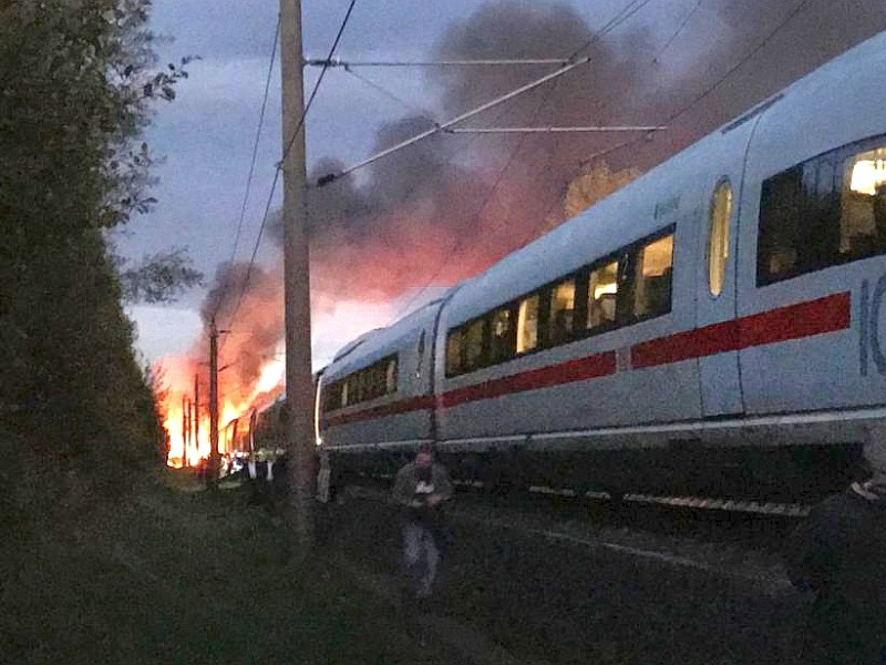 Das Foto eines Passagieres zeigt, wie eine Rauchsäule nach oben steigt. Der ICE blieb nahe Montabaur liegen.