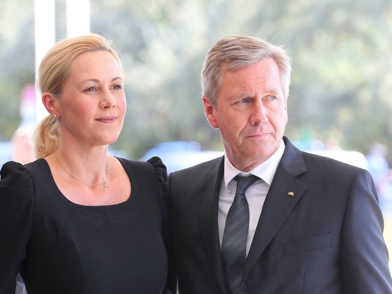 Ehe-Aus: Der frühere Bundespräsident Christian Wulff und seine Ehefrau Bettina haben sich getrennt. 2008 hatten die beiden standesamtlich geheiratet. Wir zeigen, welche Prominenten 2018 die Reißleine gezogen haben. 