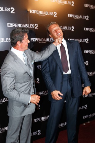 Späte Rache? Bei einem Promo-Termin für die Expandables-Fortsetzung versucht's Sylvester Stallone mit einem Kinnhaken. Lundgren lässt sich's zum Glück gefallen.