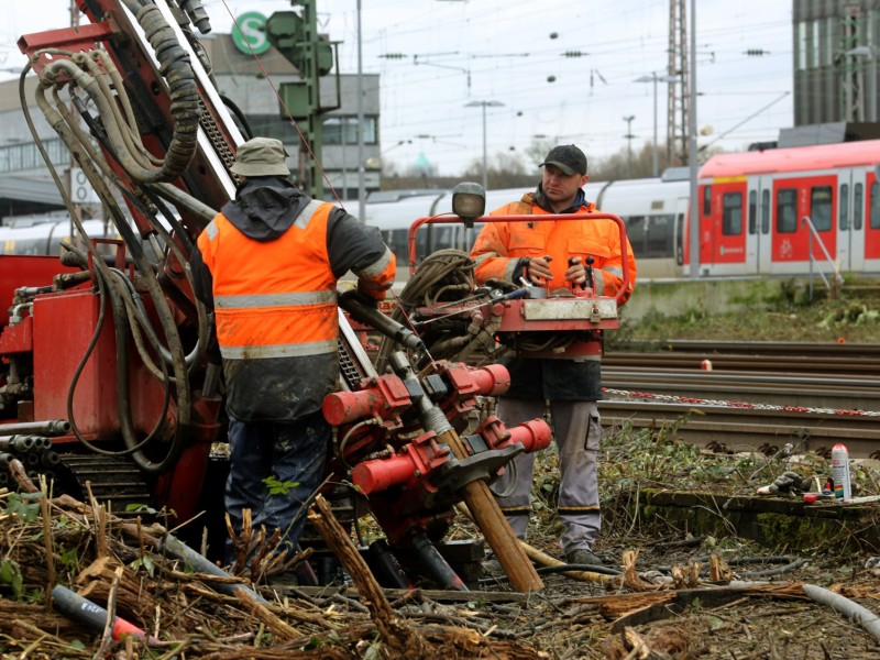 Erst Ende 2013 bremste ein Bergschaden den Zugverkehr im Ruhrgebiet aus: Zu massiven Verspätungen und Zugausfällen kam es zwischen dem 20. November und Ende Dezember 2013 auf den Strecken rund um Essen. Bauarbeiter waren auf einen nicht verzeichneten Altbergbaustollen mit unbekannten Hohlräumen gestoßen. Wochenlang mussten S-Bahnen während der Erkundungsbohrungen und der Verfüllarbeiten Schritttempo in Essen fahren. Regional- und Fernzüge konnten nicht am Hauptbahnhof Essen halten.