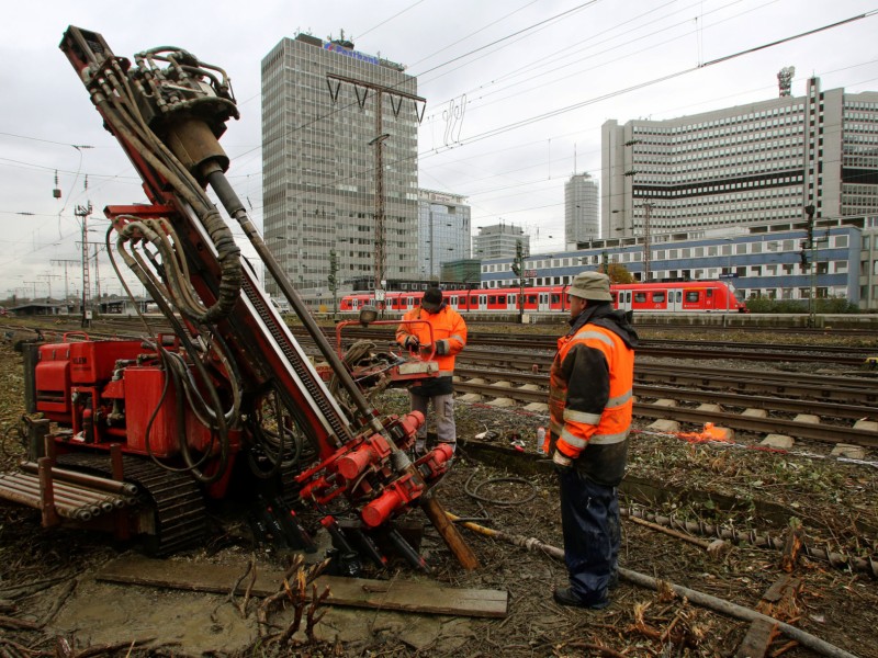 Am Montag, 25. November, teilten die Bezirksregierung Arnsberg und die Deutsche Bahn mit, dass die Erkundungsbohrungen und die Verfüllung der Hohlräume mindestens bis Ende Dezember 2013 laufen werden. 