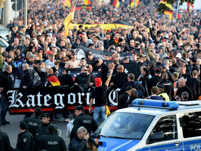 Bei einer Hooligan-Demo gegen Salafisten in Köln ist es zu schweren Ausschreitungen gekommen. 