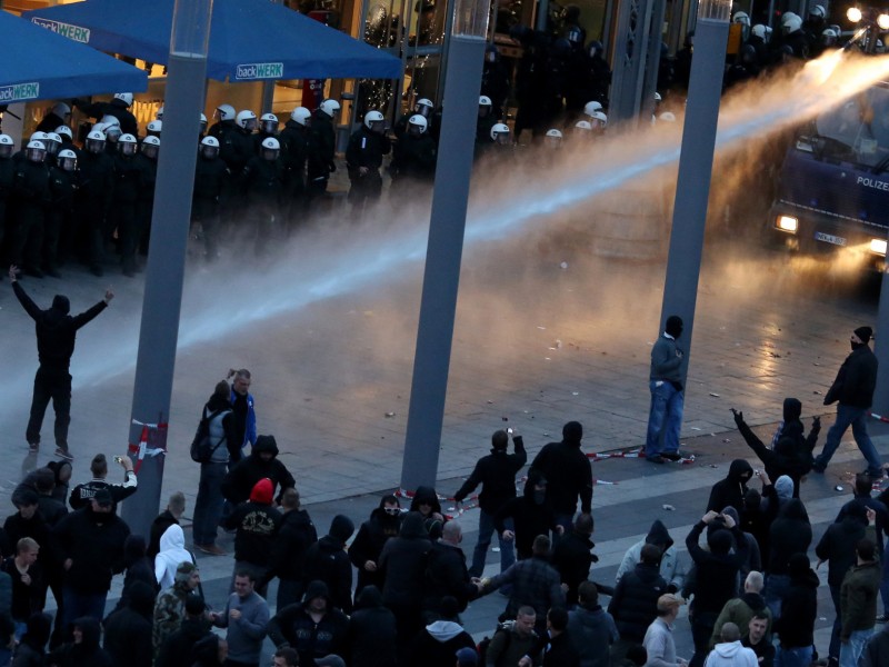 ... Polizei setzte bei den Krawallen unter anderem Wasserwerfer und Pfefferspray ein. Zuvor ...