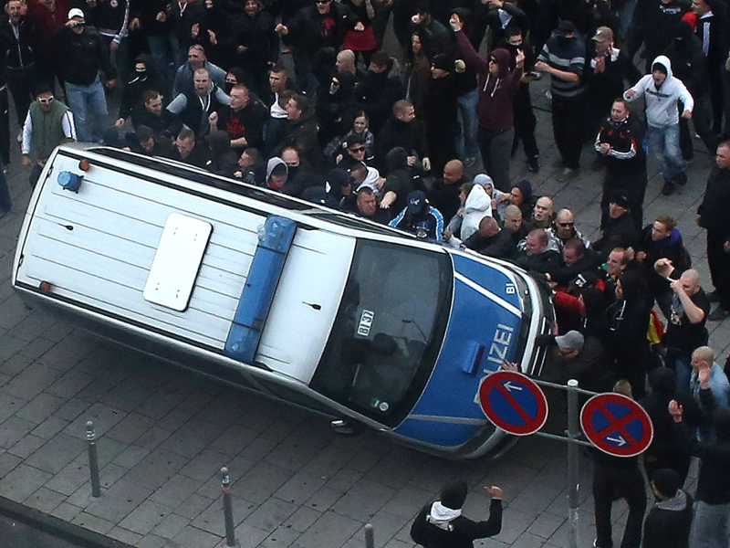 Bei einer Hooligan-Demo gegen Salafisten in Köln ist es am Sonntag zu Ausschreitungen gekommen. Die ...