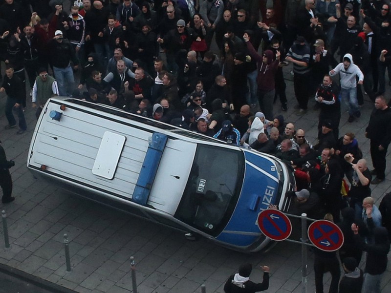 Bei einer Hooligan-Demo gegen Salafisten in Köln ist es zu schweren Ausschreitungen gekommen. 