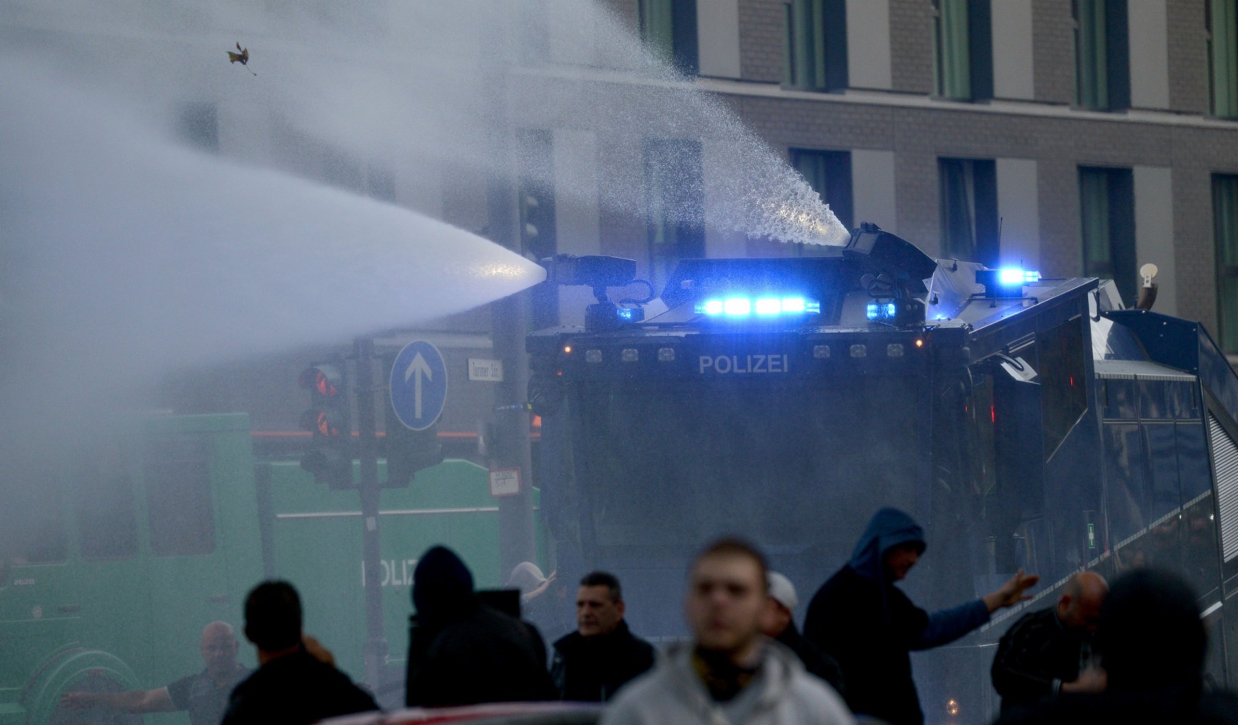 Bei einer Hooligan-Demo gegen Salafisten in Köln ist es zu schweren Ausschreitungen gekommen. 