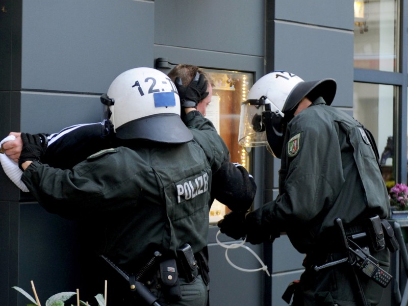 Bei einer Hooligan-Demo gegen Salafisten in Köln ist es zu schweren Ausschreitungen gekommen. 