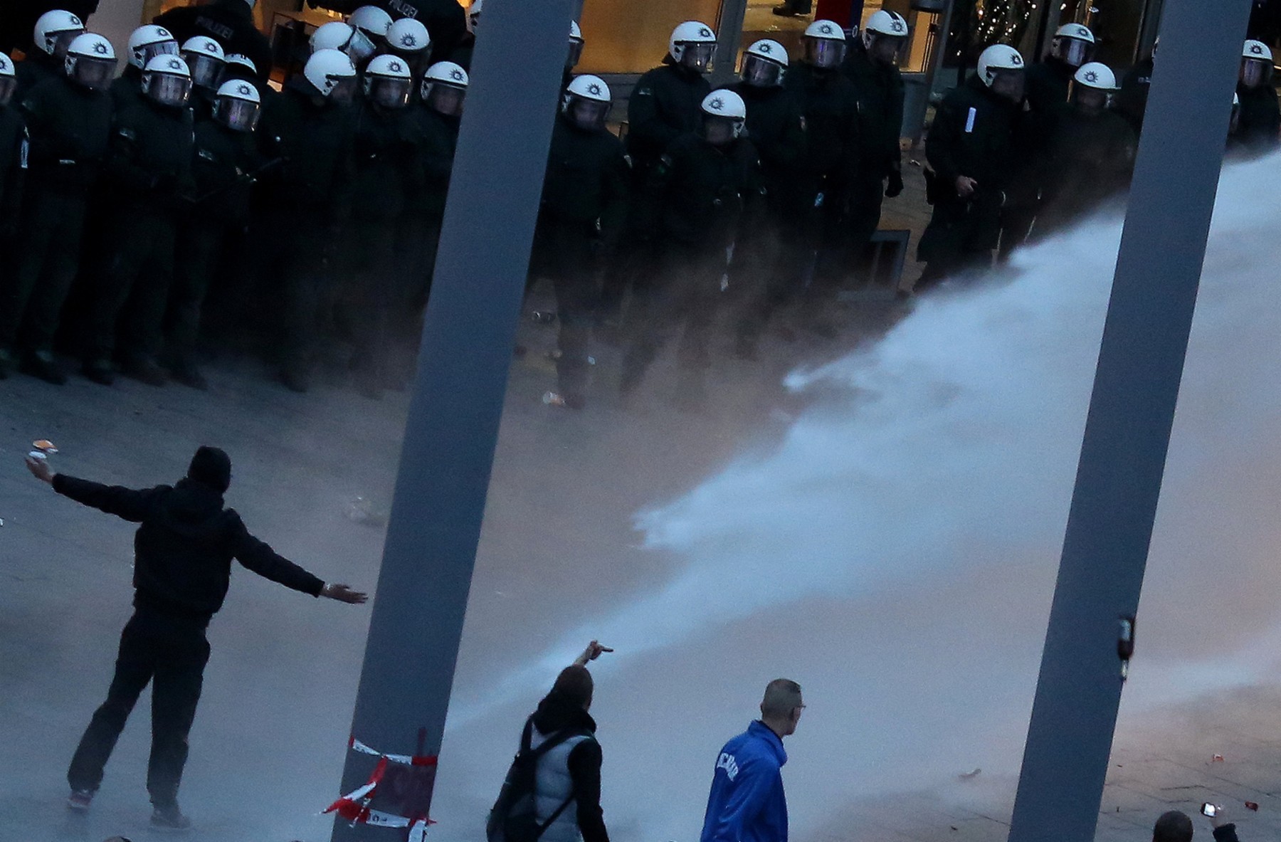 Bei einer Hooligan-Demo gegen Salafisten in Köln ist es zu schweren Ausschreitungen gekommen. 