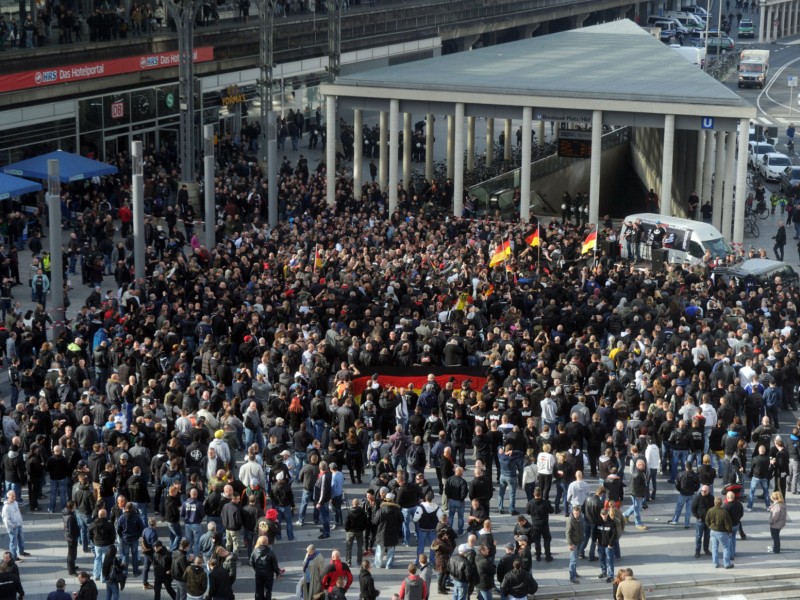 Bei einer Hooligan-Demo gegen Salafisten in Köln ist es zu schweren Ausschreitungen gekommen. 