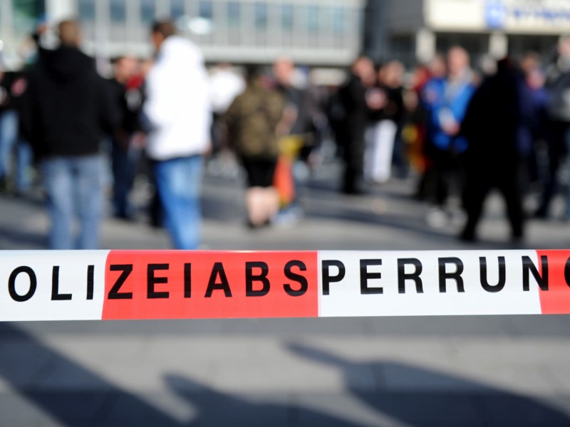 Bei einer Hooligan-Demo gegen Salafisten in Köln ist es zu schweren Ausschreitungen gekommen. 