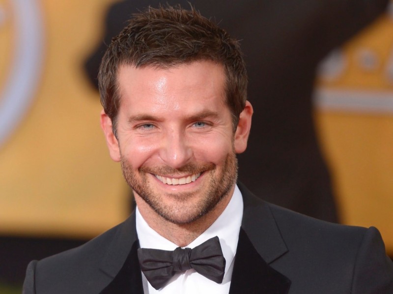 2011 durfte er sich über den Titel als Sexiest Man Alive freuen. Drei Jahre später reicht es für Bradley Cooper immer noch zu Platz 6.