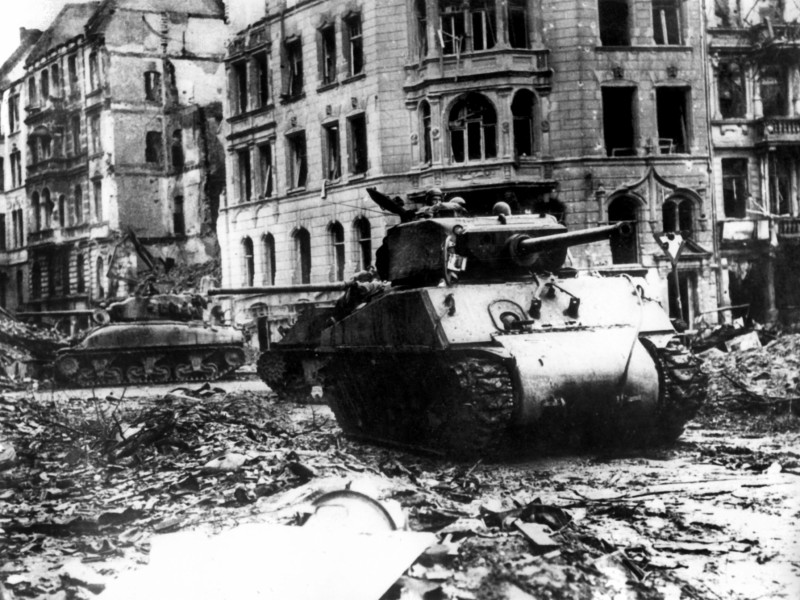 Ein US-Panzer rollt durch die Kölner Innenstadt.