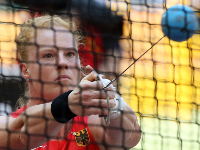 Bei der Leichtathletik-WM in Peking liefern die Sportler starke Leistungen und Emotionen. Für Deutschland holten unter anderem Kugelstoßerin Christina Schwanitz, ihr Kollege David Storl und Stabhochspringer Raphael Holzdeppe Medaillen. Alles überragender Star war 100-Meter-Weltmeister Usain Bolt.