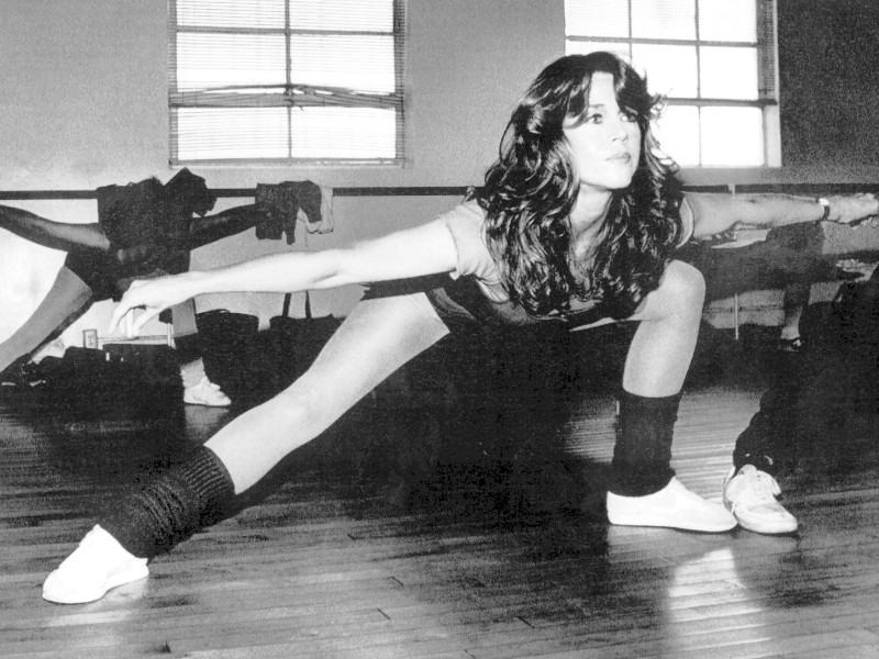 In den 80er Jahren löste Jane Fonda im Stretch-Outfit mit Aerobic-Videos eine riesige Fitnesswelle aus. Seit den 60er Jahren setzt sie sich neben der Schauspielerei für Frieden und Feminismus ein.