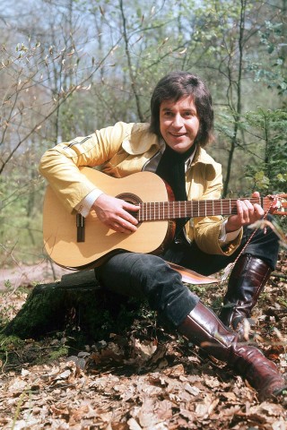 Tony Marshall in den Anfangsjahren seiner Karriere als Schlagersänger, aufgenommen im April 1972. Der an den Musikhochschulen in Freiburg und Karlsruhe ausgebildete Künstler, der eigentlich Opernsänger werden wollte, gibt seit mehr als 60 Jahren auf der Bühne die Stimmungskanone. Seinem Durchbruch mit „Schöne Maid“ im Jahr 1971 folgten Hits wie „Komm’ gib mir Deine Hand“, „Ich fang’ für Dich den Sonnenschein“ oder „Heute hau'n wir auf die Pauke“.