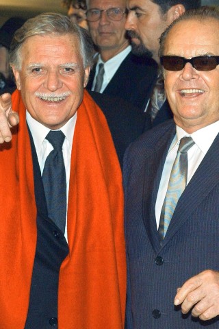 Der deutsche Star-Kameramann Michael Ballhaus (l.) und der Hollywood-Schauspieler im Februar 2004 in Berlin bei ihrer Ankunft zur Premiere ihres gemeinsamen Films „Was das Herz begehrt“. Der Streifen ging im offiziellen Wettbewerb der 54. Internationalen Filmfestspiele ins Rennen.