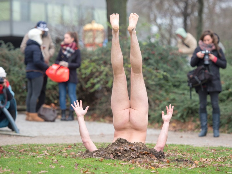 Für das Projekt hat sich Kuzkin schon an zahlreichen Orten nackt eingraben lassen, Ende 2015 auch an der Binnenalster in Hamburg. Auch in der Antarktis stand er schon unbekleidet und kopfüber im frostigen Boden. Er wollte damit auf den Schutz der Umwelt aufmerksam machen. 