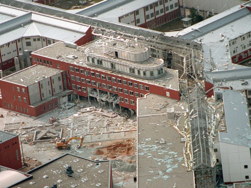 Einer der letzten Anschläge der RAF: Bomben zerstörten am 27. Maerz 1993 große Teile der Justizvollzugsanstalt Weiterstadt westlich von Darmstadt (Hessen). Der damals noch nicht in Betrieb genommene Neubau einer Justizvollzugsanstalt war mit 200 Kilogramm Sprengstoff angegriffen worden. Die mit Haftbefehl gesuchten RAF-Mitglieder Daniela Klette und Volker Straub waren nach Erkenntnis der Ermittler am Terroranschlag beteiligt.