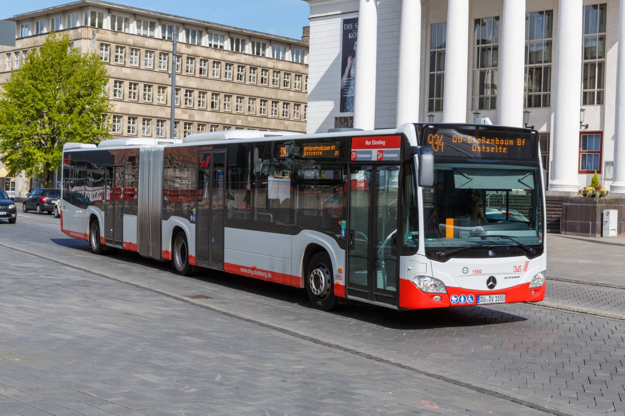 Duisburg: In einem Bus hat ein Angreifer brutal auf die Fahrerin eingeschlagen. 