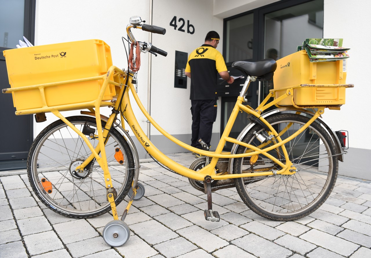 Duisburg: Aus Sorge vor einer erhöhten Ansteckungsgefahr mit dem Coronavirus für ihre Mitarbeiter will die Deutsche Post in einer Straße keine Briefe und Pakete mehr zustellen. (Symbolbild)