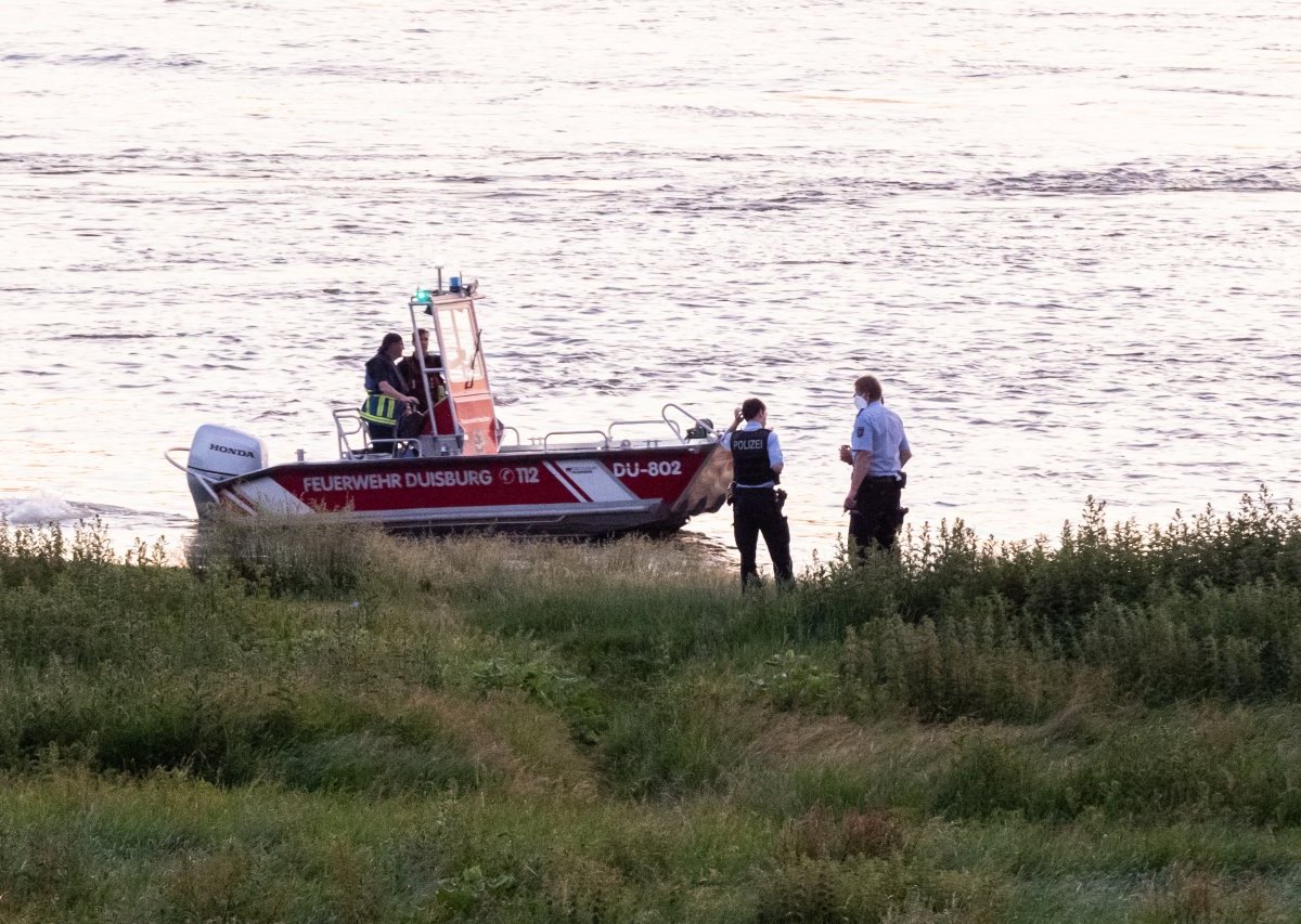 duisburg einsatzkräfte rhein.jpg