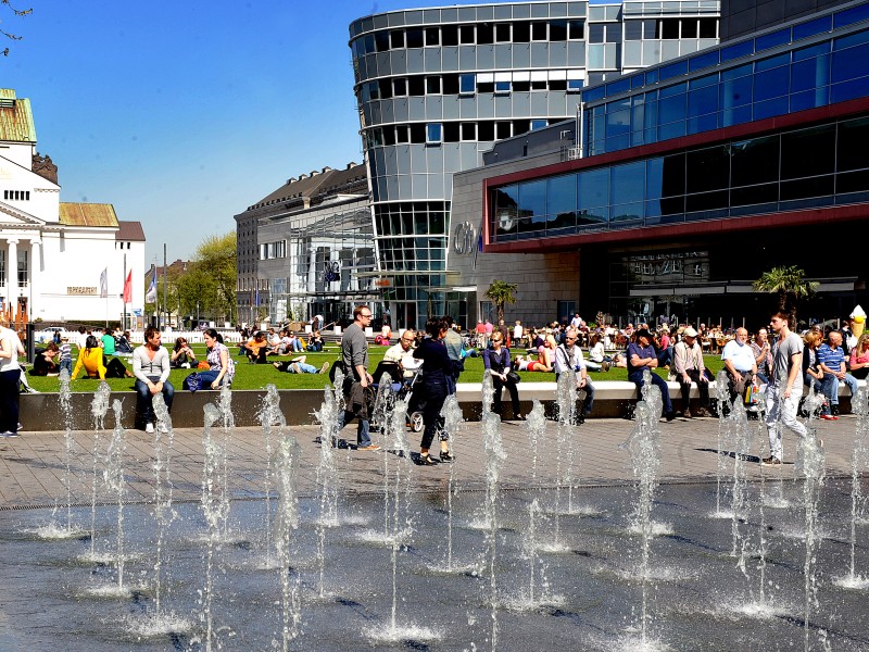 Königstraße: McDonalds auf der Kö und Starbucks CityPalais am König-Heinrich-Platz