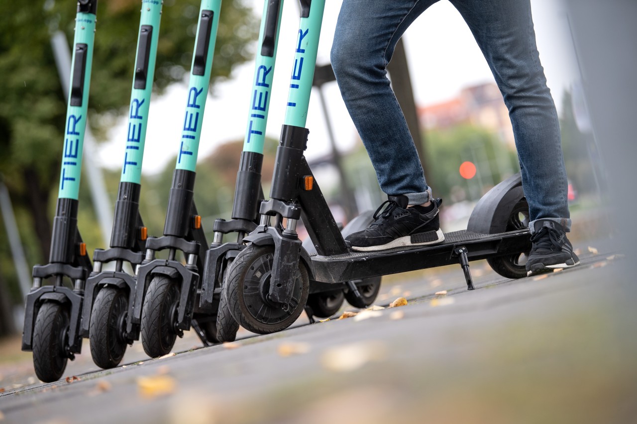 In Köln laden Studenten E-Scooter privat auf. Zahlen tun dafür andere. (Symbolbild)