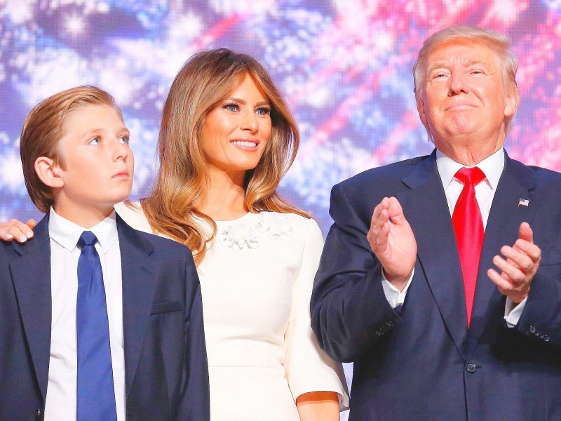 Die First Lady wird mit dem gemeinsamen Sohn Barron in den kommenden Monaten ins Weiße Haus einziehen. Zur Zeit leben beide noch im Penthouse des Trump Towers in New York, damit der Junge nicht mitten im Schuljahr umziehen muss. 