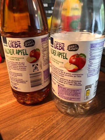 Die komplett gleiche Sorte Apfelsaft – einmal mit Pfand, einmal ohne. 