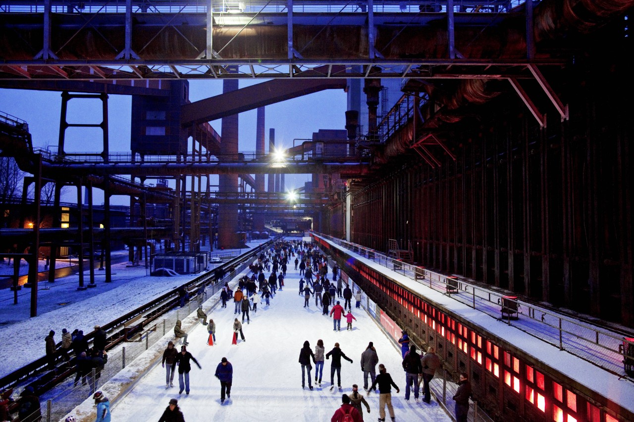 Die Eisfläche an der Zeche Zollverein in Essen hat die Saison 2021/2022 eröffnet. 