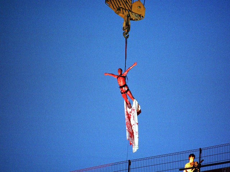 Auch spektakulär: Der österreichische Aktionskünstler Wolfgang Flatz hat sich am Abend des 19. Juli 2001 über dem Berliner Bezirk Prenzlauer Berg mit Blut beschmiert und nackt an einen Kranhaken gehängt.