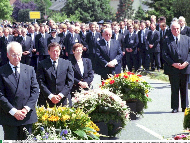 Angehörige und Politiker gedachten am 21. Juni 1998 am Unglücksort in Eschede der Todesopfer – von l.n.r.: der damalige bayerische Ministerpräsident Edmund Stoiber, der damalige niedersächsische Ministerpräsident Gerhard Schröder, Ex-Bundestagspräsidentin Rita Süßmuth, der ehemalige Bundespräsident Roman Herzog und der damalige Bundeskanzler Helmut Kohl.