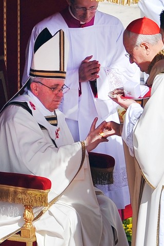 Mit einer feierlichen Messe auf dem Petersplatz in Rom trat der neue Papst sein Amt an. Der Dekan des Kardinalskollegiums, Angelo Sodano (re.), steckte Franziskus den Fischerring auf. Den Amtsring aus vergoldetem Silber ziert eine Darstellung des Apostel Petrus, dessen Nachfolger die Päpste sind. Hunderttausende Gläubige hatten sich versammelt, um mit dem Oberhaupt der weltweit mehr als einer Milliarden Christen die rund zweistündige Messe zu feiern. 