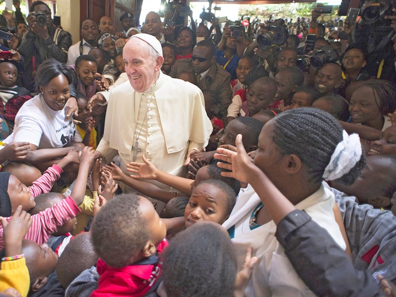 Auf seiner Afrikareise besuchte Franziskus im November 2015 auch das Armenviertel Kangemi in der kenianischen Hauptstadt Nairobi. Beim Besuch des Slums am Stadtrand beklagte er die Ausgrenzung großer Bevölkerungsteile in Elendsvierteln am Rande von Metropolen.