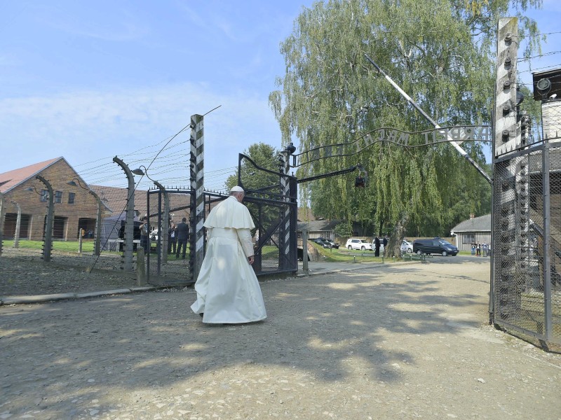 Besuch im ehemaligen Konzentrationslager Auschwitz-Birkenau im Juli 2016. Schweigend durchschritt Franziskus das Eingangstor mit dem zynischen Motto „Arbeit macht frei. 